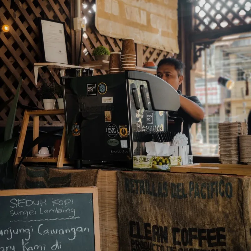 Warung Kopi Kecil yang Ramai Turis karena Muncul di Halaman 1 Google Maps dan Website